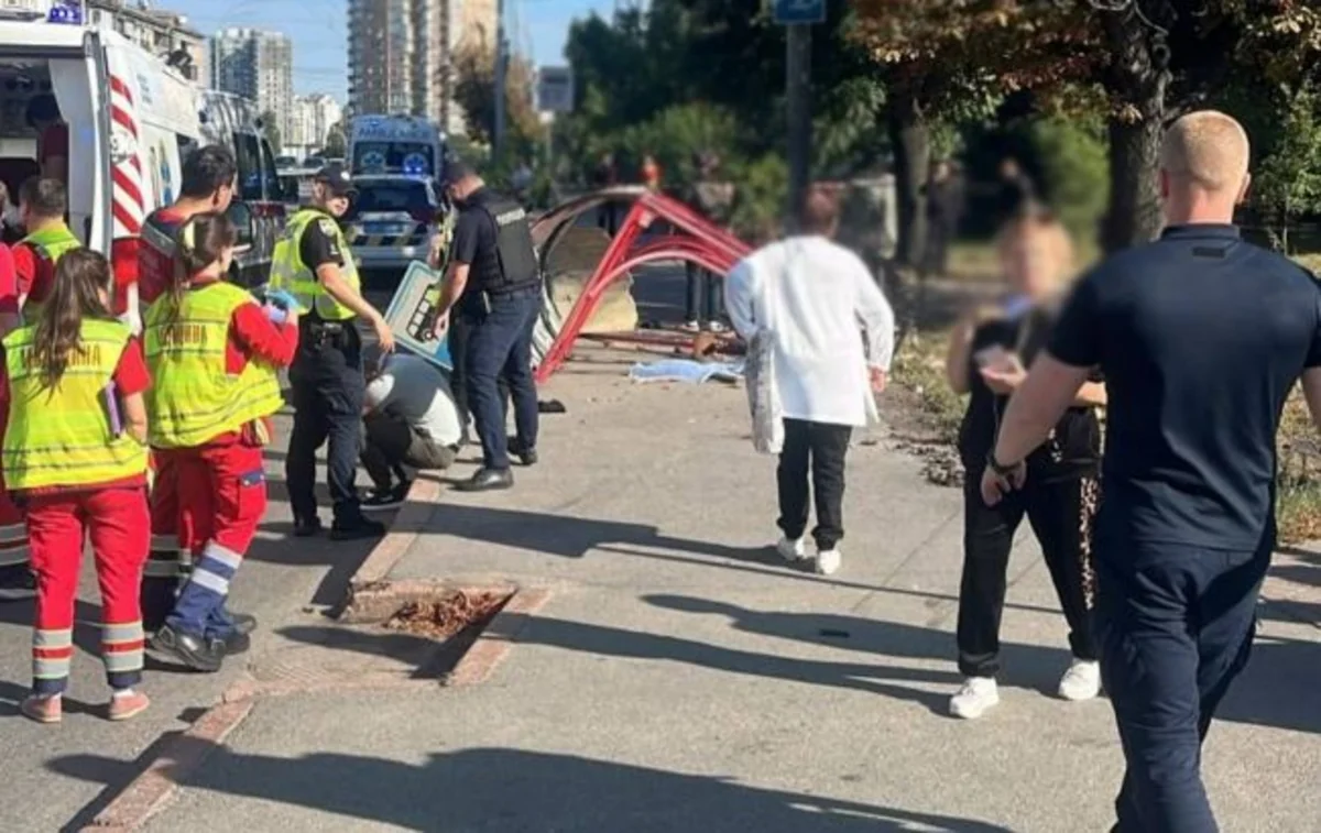 Kiyevdə avtomobil avtobus və sərnişin dayanacağına çırpıldı: ölənlər var