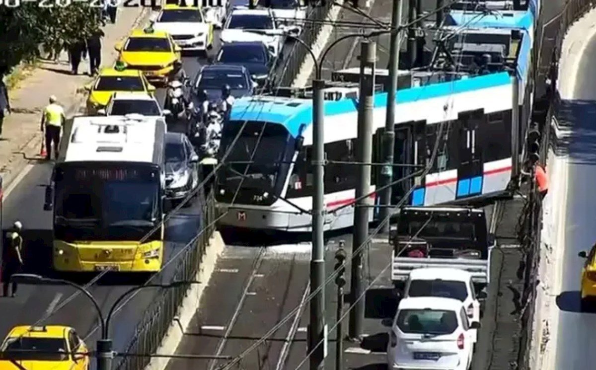 İstanbulda T1 Kabataş–Bağcılar xəttində tramvay relsdən çıxdı
