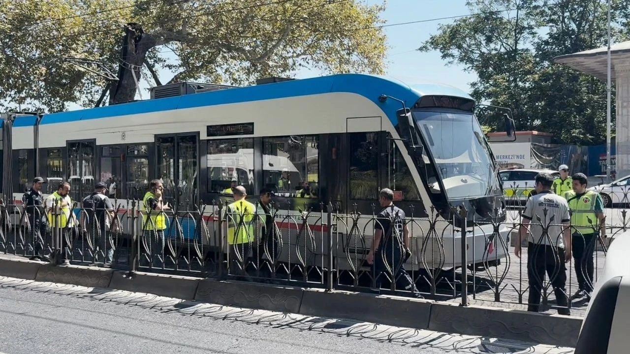 İstanbulda Fındıklıda tramvay relsdən çıxaraq xəttə mane olub