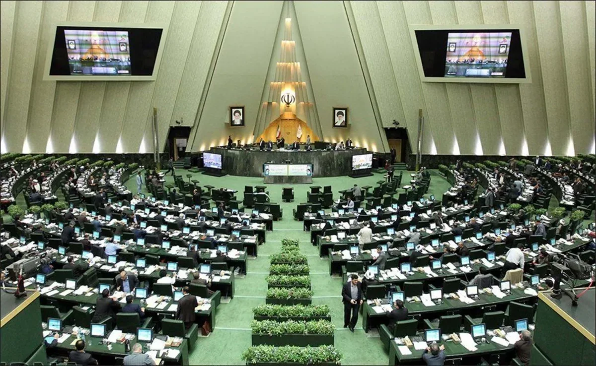 İran parlament komitəsi Hörmüz boğazından keçid zamanı rüsum tətbiqini dəstəkləyib