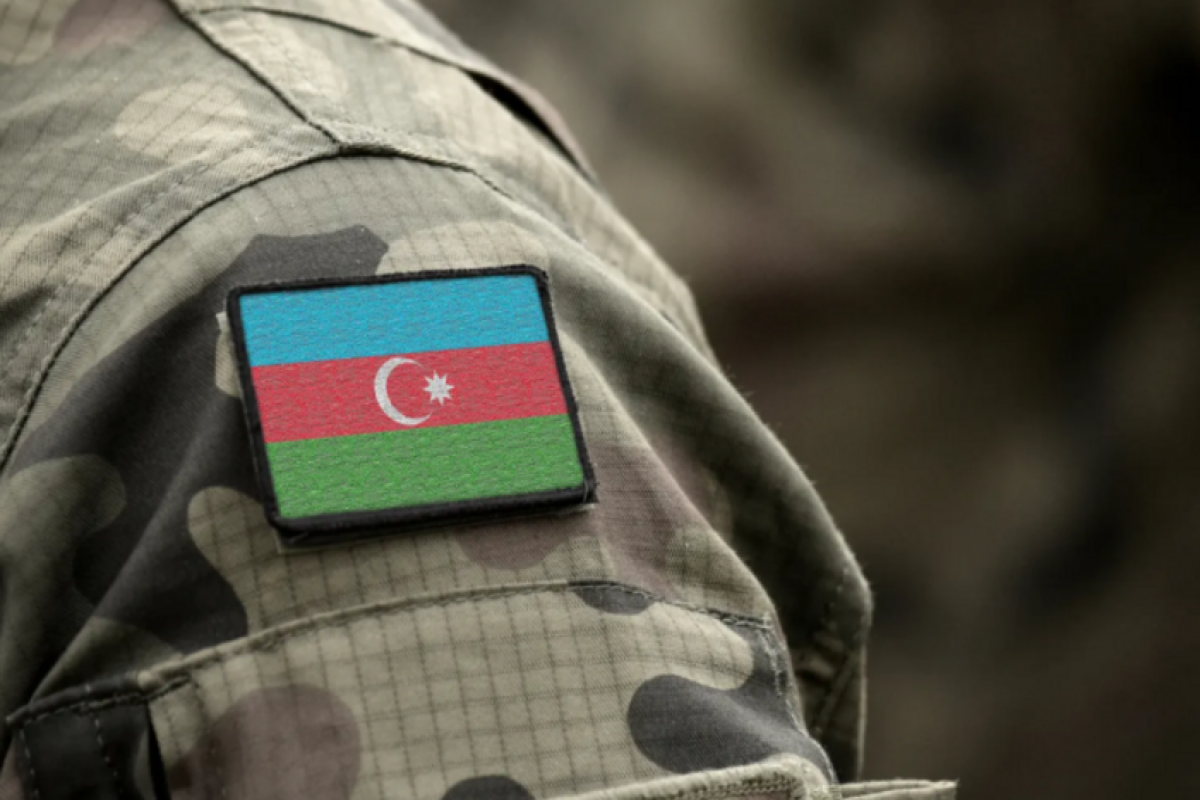 Hərbi geyim elementlərindən səhnədə istifadə tənqid olunur: ekspertdən sərt sözlər