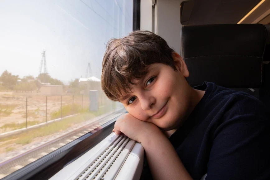 ADY autizmli uşaqlar üçün qatar səfəri təşkil etdi və film çəkdi