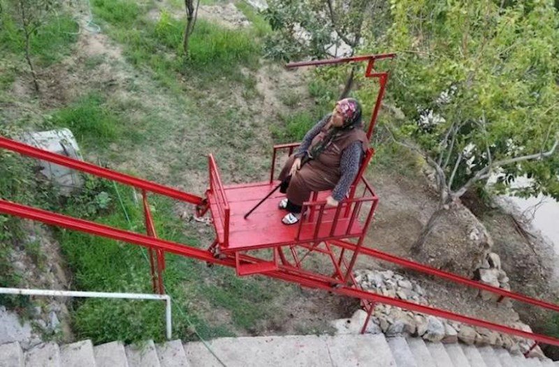 71 yaşlı kişi dializ xəstəsi həyat yoldaşı üçün evə lift quraşdırdı