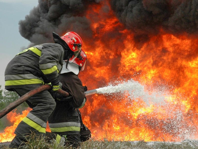 Bakıda Nəsimi rayonunda köhnə fabrik binasında yanğın baş verib